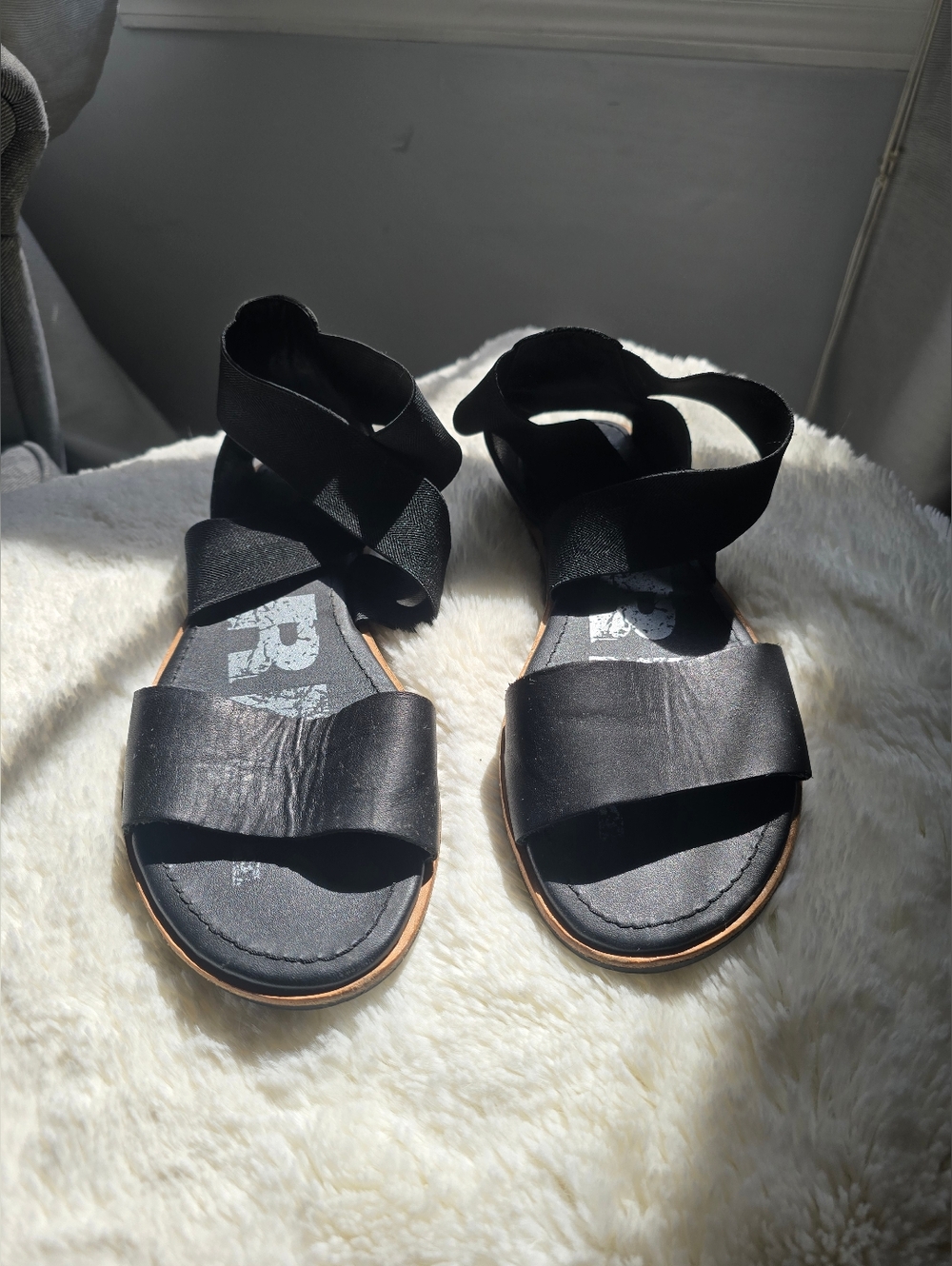 Sorel Ella Women’s flat black leather sandals,  Size 8